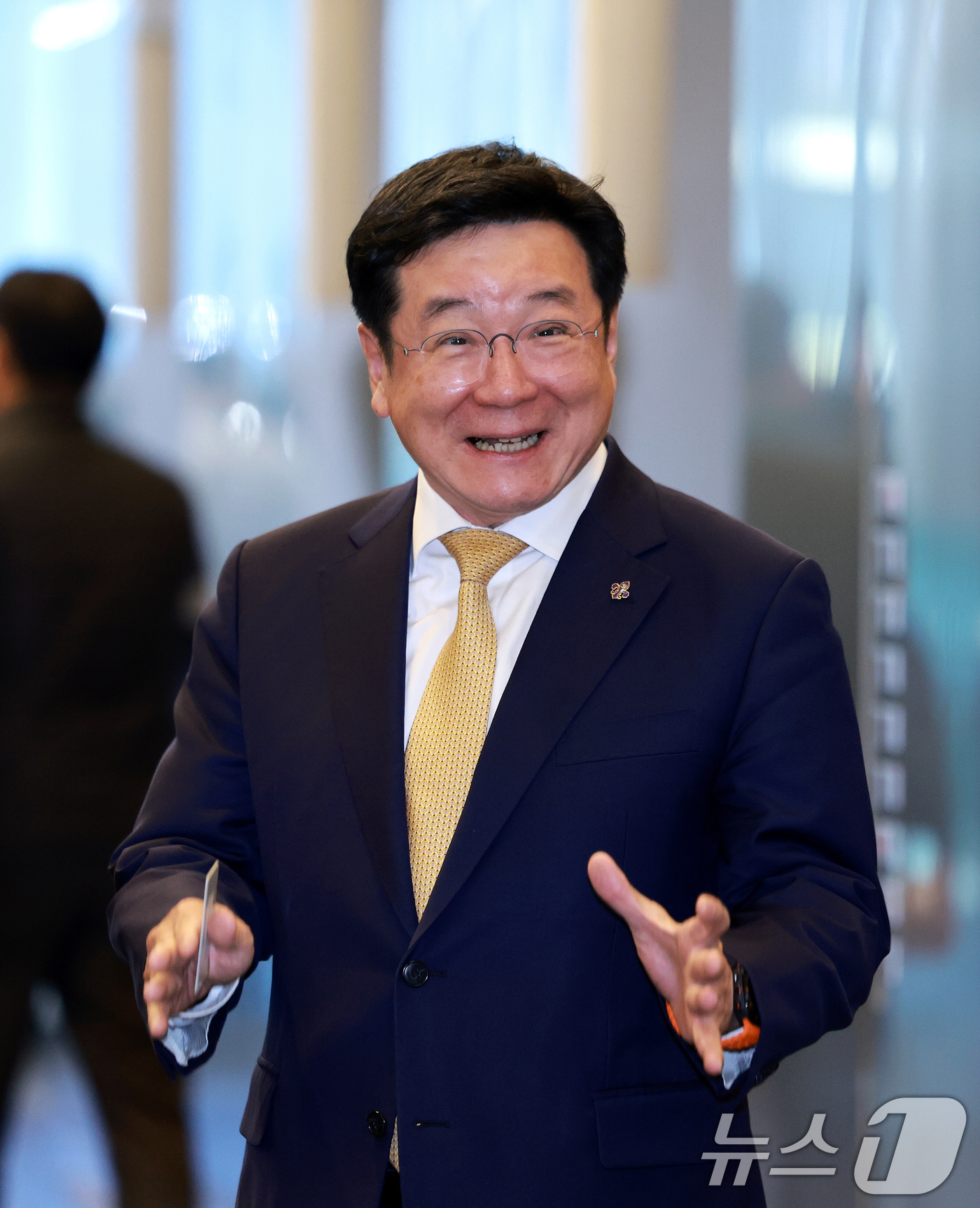 (서울=뉴스1) 이호윤 기자 = 이찬희 삼성 준법감시위원회 위원장이 20일 서울 서초구 삼성생명에서 열린 준범감시위원회 정례회의에 참석하기 전 취재진의 질문에 답하고 있다. 202 …