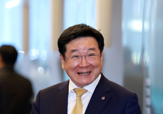 취재진과 대화하는 이찬희 위원장