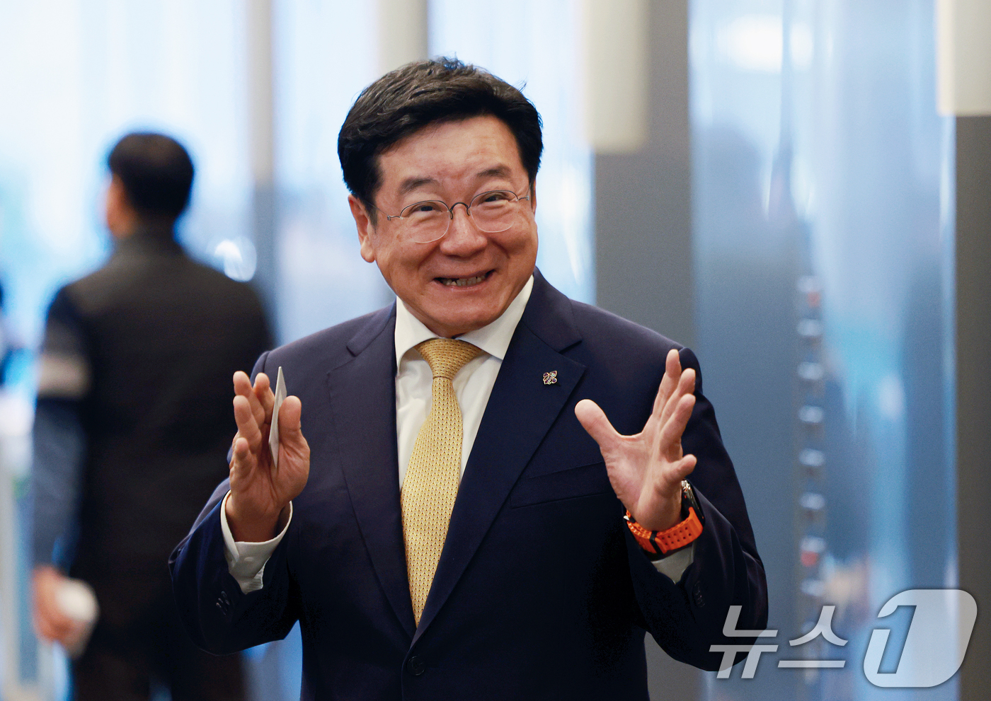 (서울=뉴스1) 이호윤 기자 = 이찬희 삼성 준법감시위원회 위원장이 20일 서울 서초구 삼성생명에서 열린 준범감시위원회 정례회의에 참석하기 전 취재진의 질문에 답하고 있다. 202 …