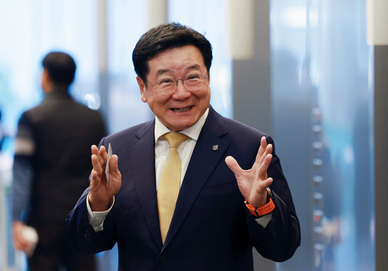 취재진과 활짝웃으며 대화하는 이찬희 위원장