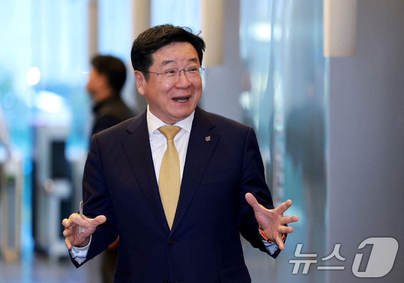 (서울=뉴스1) 이호윤 기자 = 이찬희 삼성 준법감시위원회 위원장이 20일 서울 서초구 삼성생명에서 열린 준범감시위원회 정례회의에 참석하기 전 취재진의 질문에 답하고 있다. 202 …