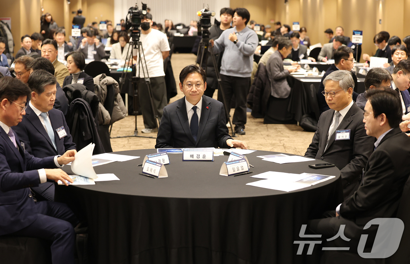 (서울=뉴스1) 오대일 기자 = 20일 오후 서울 중구 코리아나 호텔에서 배경훈 부총리 겸 과학기술정보통신부 장관이 참석한 가운데 제6차 과학기술기본계획 및 제2차 중장기 투자전략 …