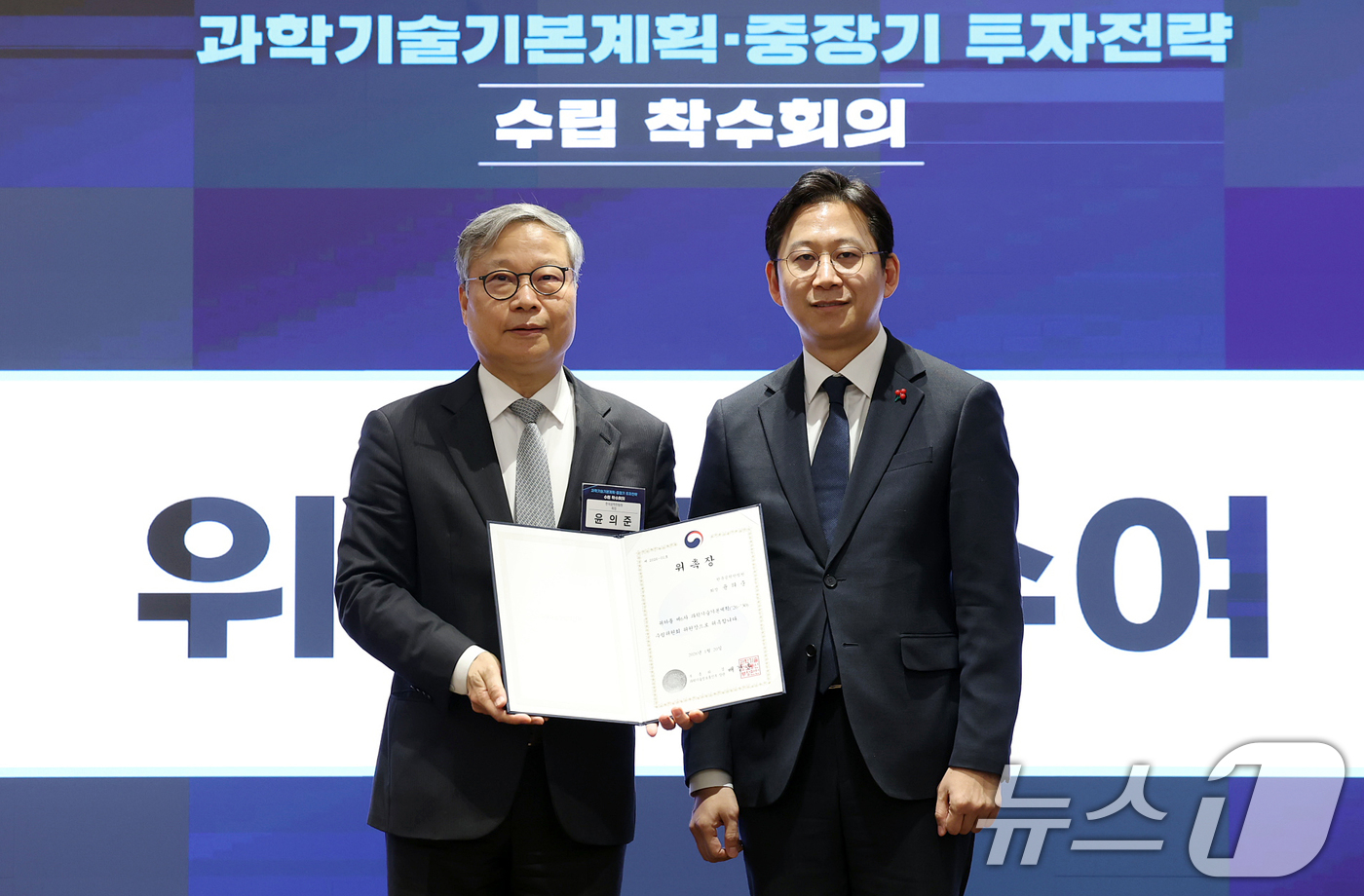 (서울=뉴스1) 오대일 기자 = 배경훈 부총리 겸 과학기술정보통신부 장관이 20일 오후 서울 중구 코리아나 호텔에서 열린 제6차 과학기술기본계획 및 제2차 중장기 투자전략 수립 착 …