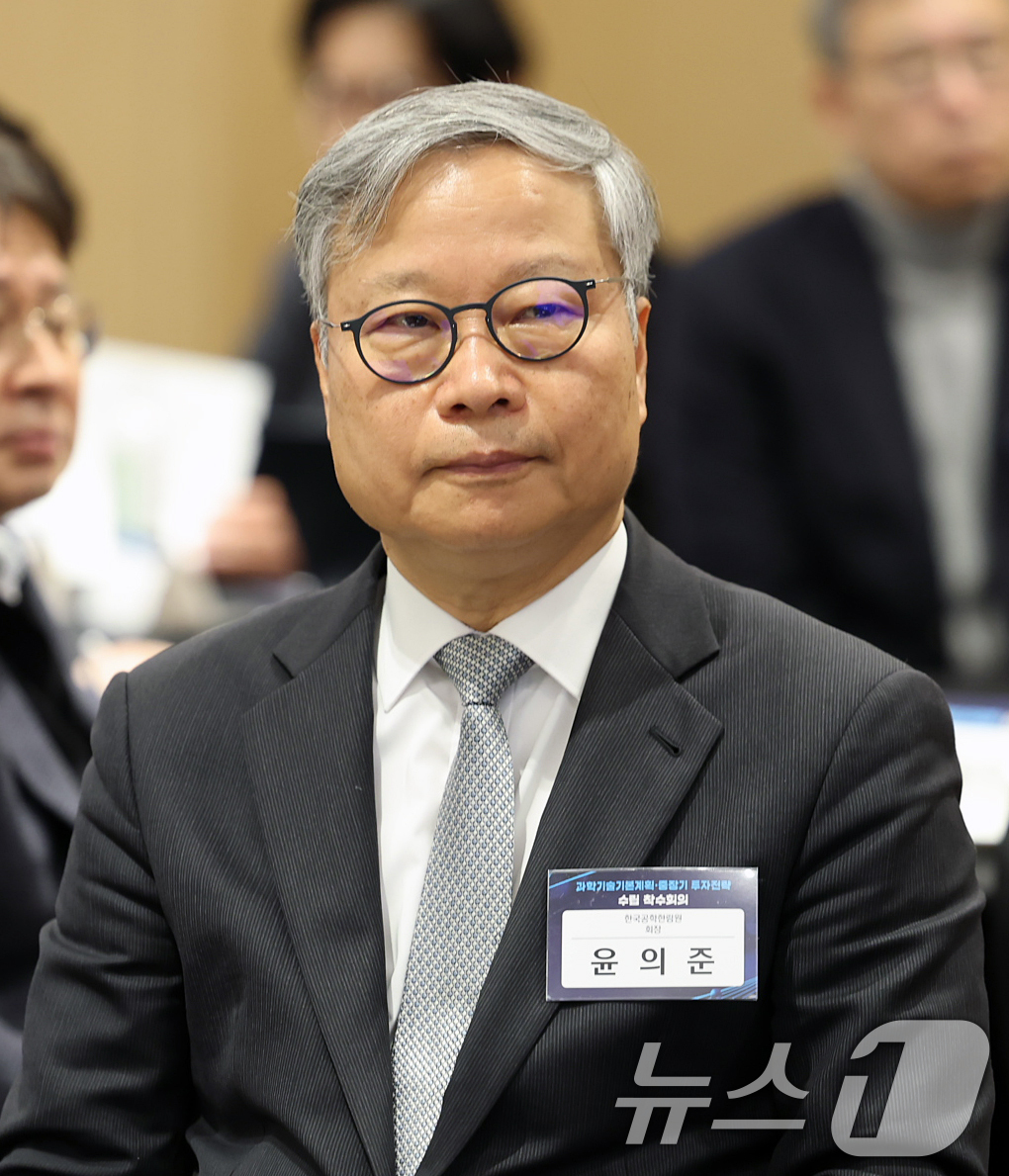 (서울=뉴스1) 오대일 기자 = 20일 오후 서울 중구 코리아나 호텔에서 열린 제6차 과학기술기본계획 및 제2차 중장기 투자전략 수립 착수회의에서 과학기술기본계획 수립위원회 총괄위 …