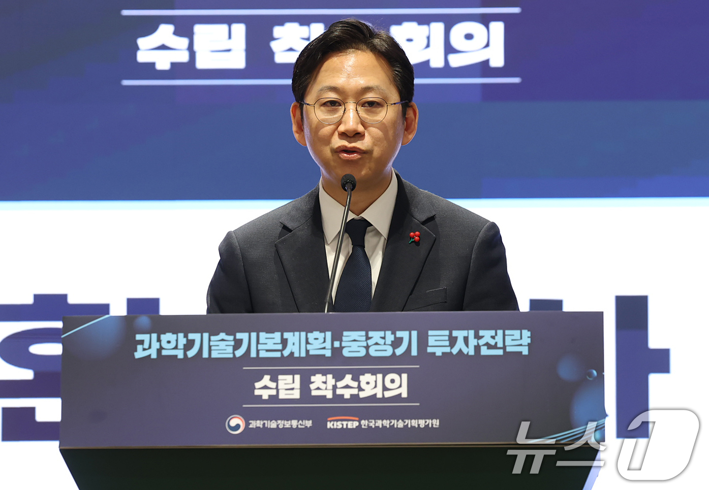 (서울=뉴스1) 오대일 기자 = 배경훈 부총리 겸 과학기술정보통신부 장관이 20일 오후 서울 중구 코리아나 호텔에서 열린 제6차 과학기술기본계획 및 제2차 중장기 투자전략 수립 착 …