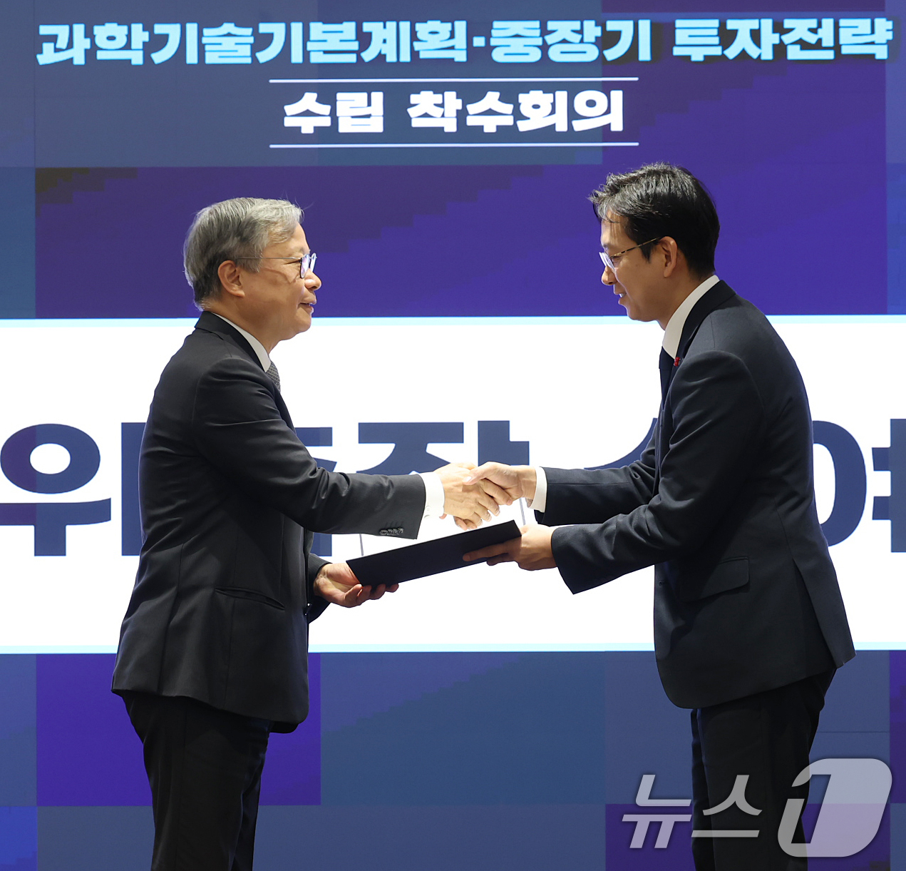 (서울=뉴스1) 오대일 기자 = 배경훈 부총리 겸 과학기술정보통신부 장관이 20일 오후 서울 중구 코리아나 호텔에서 열린 제6차 과학기술기본계획 및 제2차 중장기 투자전략 수립 착 …