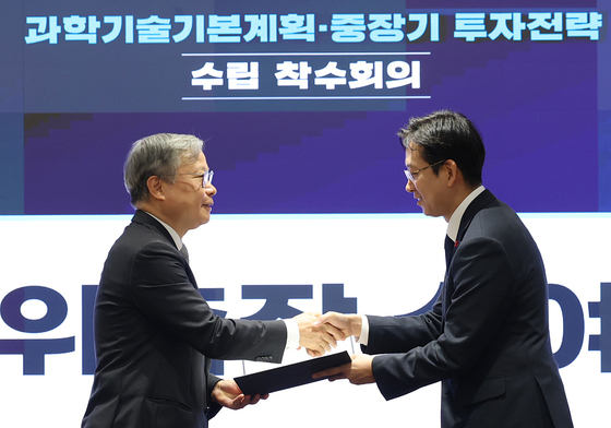 위촉장 수여하는 배경훈 과학기술부총리