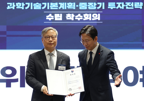 위촉장 받는 윤의준 과학기술기본계획 수립위원회 총괄위원장