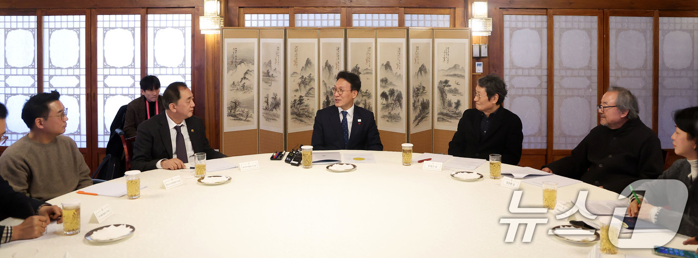 (서울=뉴스1) 청사사진기자단 = 김민석 국무총리가 20일 서울 종로구 삼청동 총리공관에서 손정우 한국연극협회 이사장(왼쪽 두번째), 배우 문성근, 정동환 및 연극인들과 간담회를 …