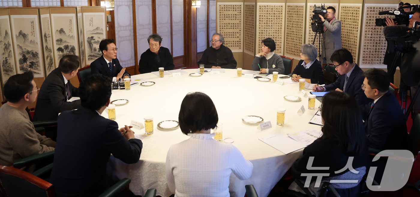 (서울=뉴스1) 청사사진기자단 = 김민석 국무총리가 20일 서울 종로구 삼청동 총리공관에서 연극인들과 간담회를 하고 있다. 2026.1.20/뉴스1