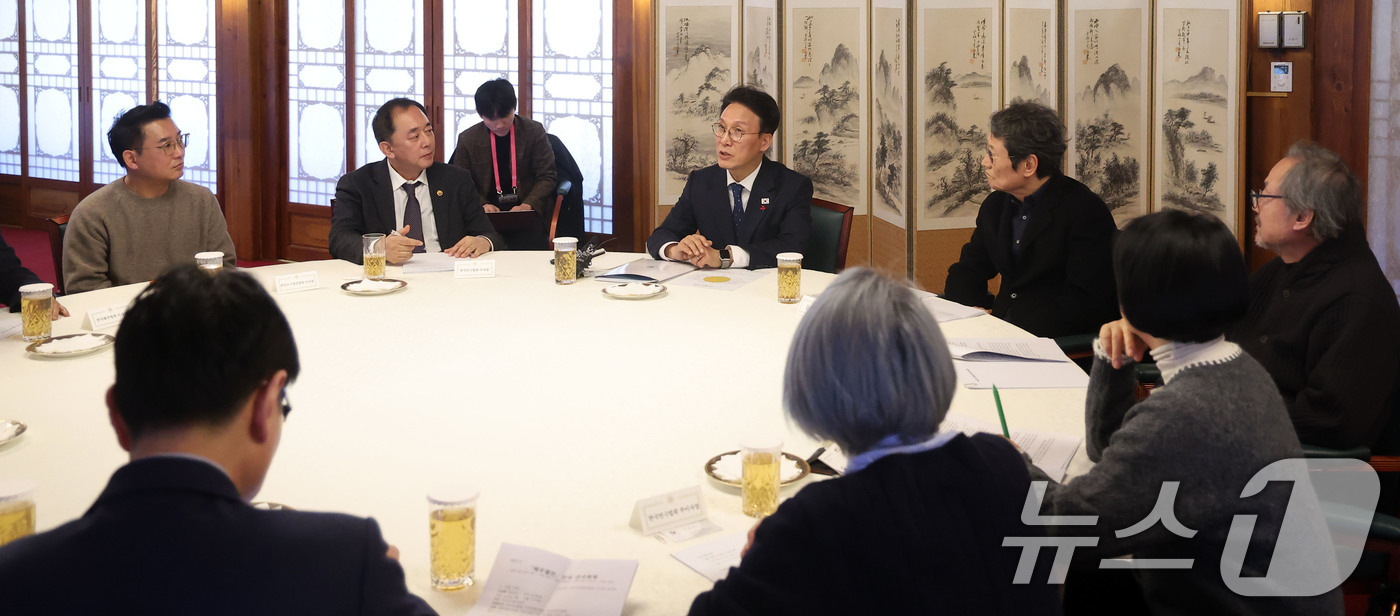 (서울=뉴스1) 청사사진기자단 = 김민석 국무총리가 20일 서울 종로구 삼청동 총리공관에서 손정우 한국연극협회 이사장(왼쪽 두번째), 배우 문성근, 정동환 및 연극인들과 간담회를 …