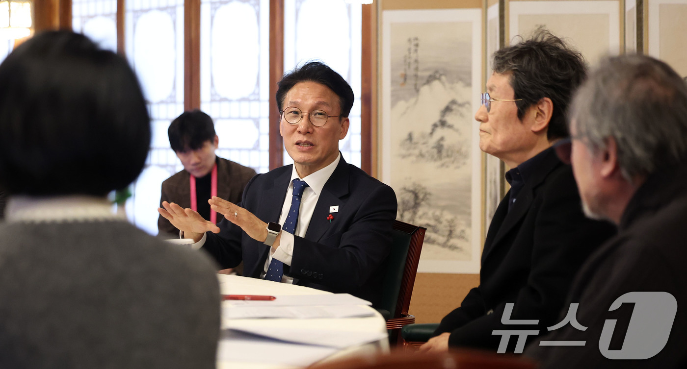 (서울=뉴스1) 청사사진기자단 = 김민석 국무총리가 20일 서울 종로구 삼청동 총리공관에서 배우 문성근 및 연극인들과 간담회를 하고 있다. 2026.1.20/뉴스1