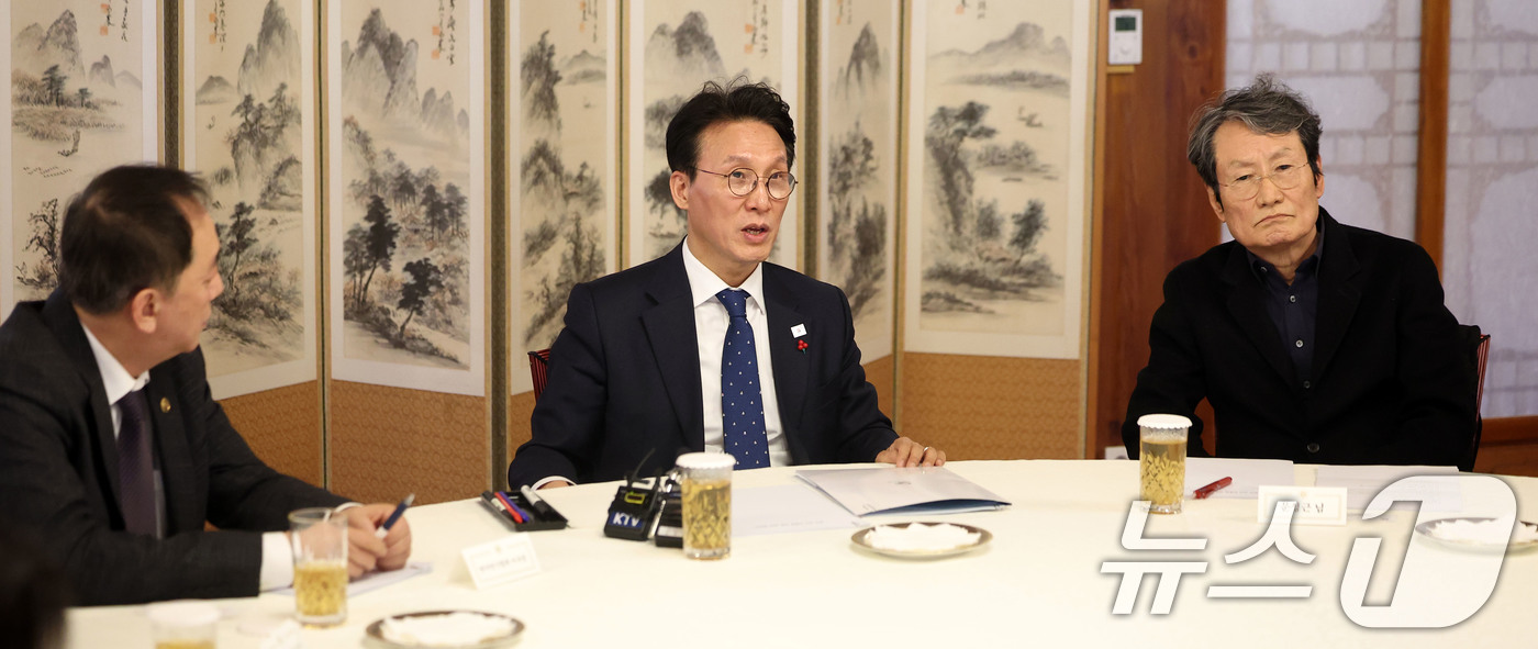 (서울=뉴스1) 청사사진기자단 = 김민석 국무총리가 20일 서울 종로구 삼청동 총리공관에서 손정우 한국연극협회 이사장(왼쪽), 배우 문성근 및 연극인들과 간담회를 하고 있다. 20 …