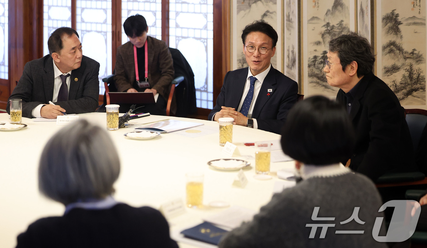 (서울=뉴스1) 청사사진기자단 = 김민석 국무총리가 20일 서울 종로구 삼청동 총리공관에서 손정우 한국연극협회 이사장(왼쪽 첫번째), 배우 문성근 및 연극인들과 간담회를 하고 있다 …