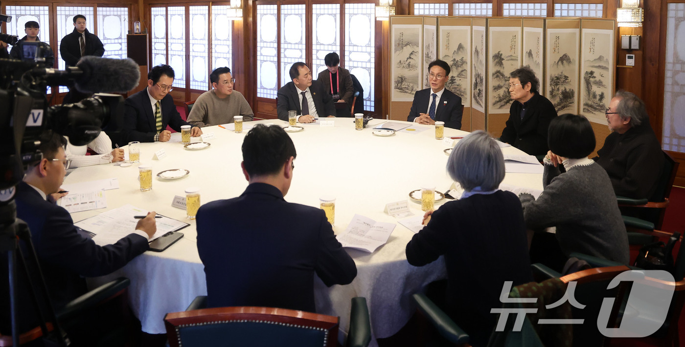 (서울=뉴스1) 청사사진기자단 = 김민석 국무총리가 20일 서울 종로구 삼청동 총리공관에서 연극인들과 간담회를 하고 있다. 2026.1.20/뉴스1