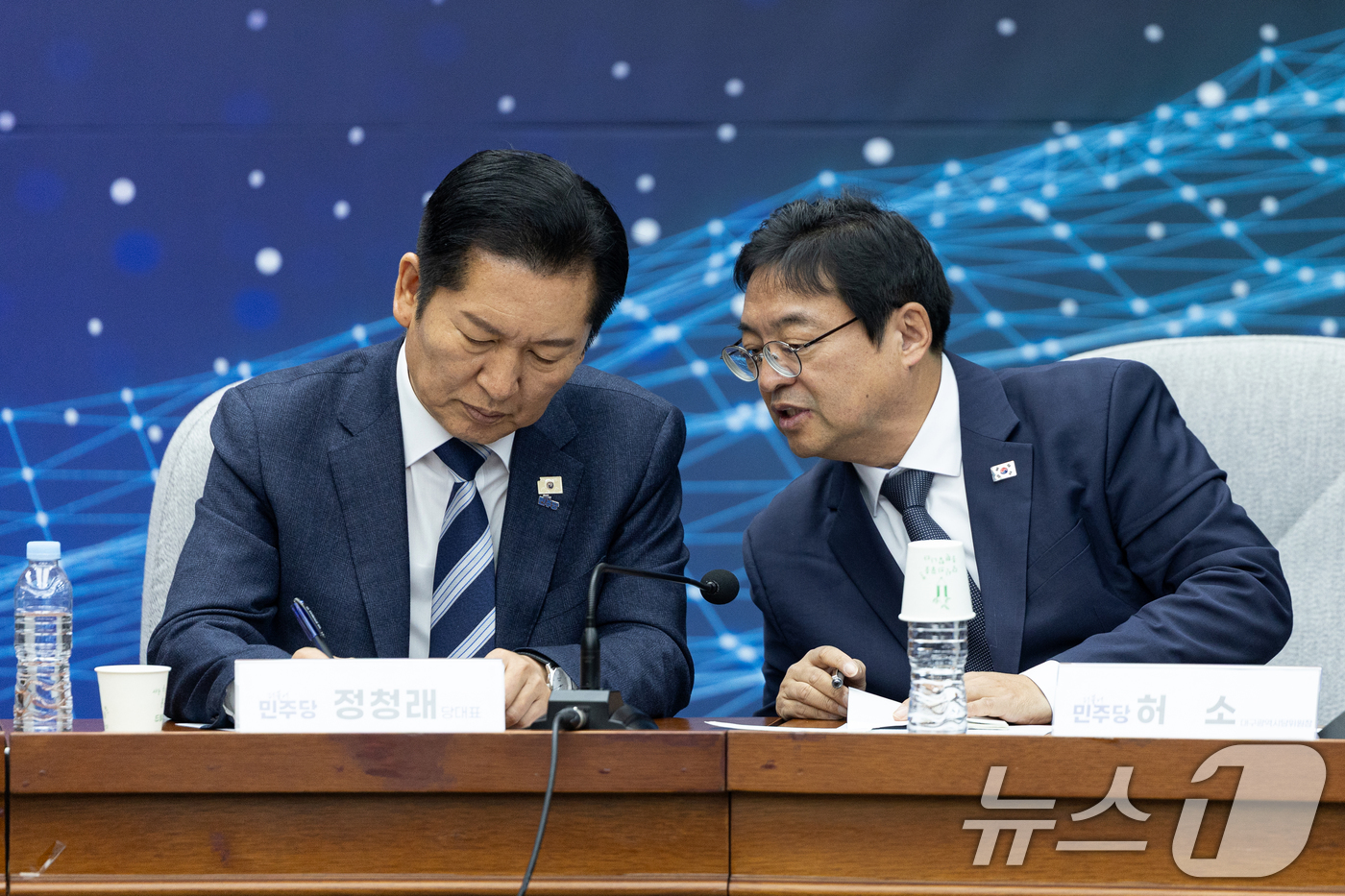 (서울=뉴스1) 이승배 기자 = 정청래 더불어민주당 대표가 20일 서울 여의도 국회에서 열린 AX 발전을 위한 정책간담회에서 허소 대구광역시당위원장과 대화하고 있다. 2026.1. …