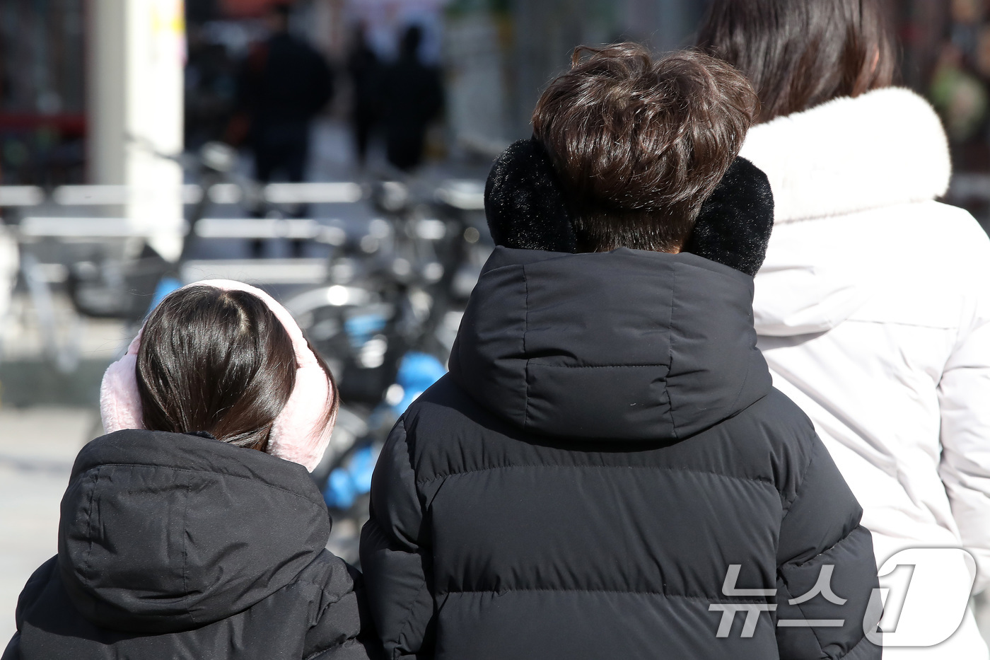 (대구=뉴스1) 공정식 기자 = 절기상 대한(大寒)인 20일 대구 중구 동성로에서 시민들이 매서운 추위를 견디기 위해 두꺼운 겨울 외투와 모자 등 방한용품으로 중무장한 채 발걸음을 …