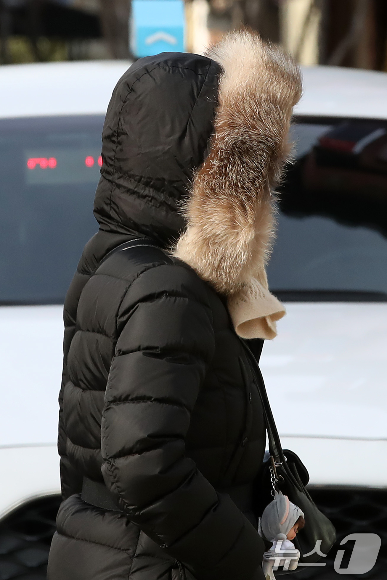 (대구=뉴스1) 공정식 기자 = 절기상 대한(大寒)인 20일 대구 중구 동성로에서 시민들이 매서운 추위를 견디기 위해 두꺼운 겨울 외투와 모자 등 방한용품으로 중무장한 채 발걸음을 …