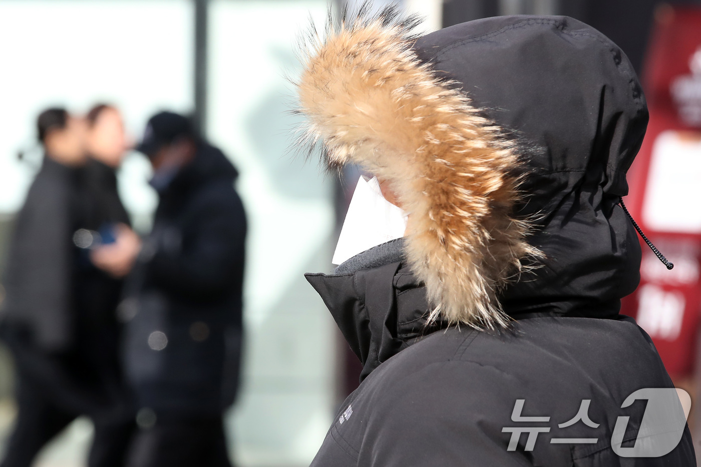 (대구=뉴스1) 공정식 기자 = 절기상 대한(大寒)인 20일 대구 중구 동성로에서 시민들이 매서운 추위를 견디기 위해 두꺼운 겨울 외투와 모자 등 방한용품으로 중무장한 채 발걸음을 …