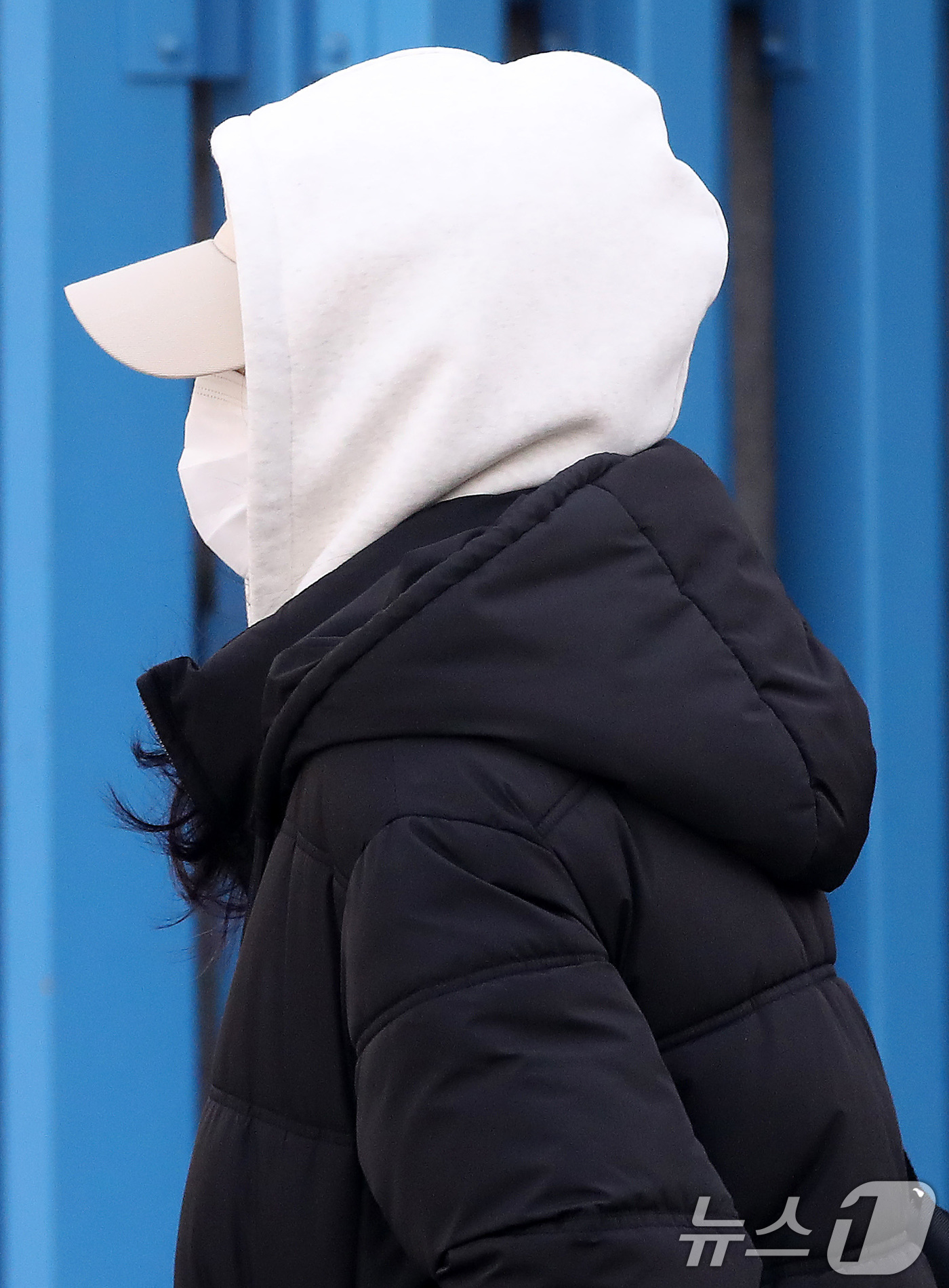 (대구=뉴스1) 공정식 기자 = 절기상 대한(大寒)인 20일 대구 중구 동성로에서 시민들이 매서운 추위를 견디기 위해 두꺼운 겨울 외투와 모자 등 방한용품으로 중무장한 채 발걸음을 …