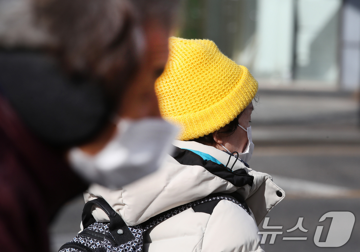(대구=뉴스1) 공정식 기자 = 절기상 대한(大寒)인 20일 대구 중구 동성로에서 시민들이 매서운 추위를 견디기 위해 두꺼운 겨울 외투와 모자 등 방한용품으로 중무장한 채 발걸음을 …