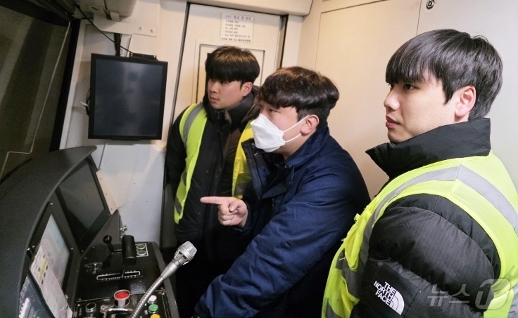 (대전=뉴스1) 이동원 기자 = 대전교통공사(사장 이광축)는 20일, 판암차량기지에서 2026년도 우송디젯철도아카데미 기관사 운전면허 취득과정 교육생을 대상으로 한 현장실습을 성공 …