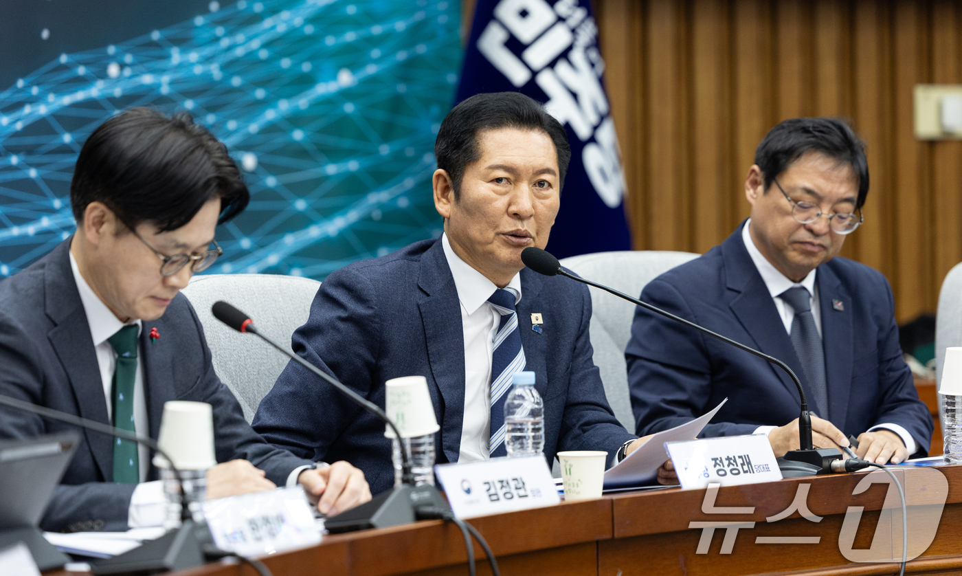 (서울=뉴스1) 이승배 기자 = 정청래 더불어민주당 대표가 20일 서울 여의도 국회에서 열린 AX 발전을 위한 정책간담회에서 모두발언하고 있다. 2026.1.20/뉴스1