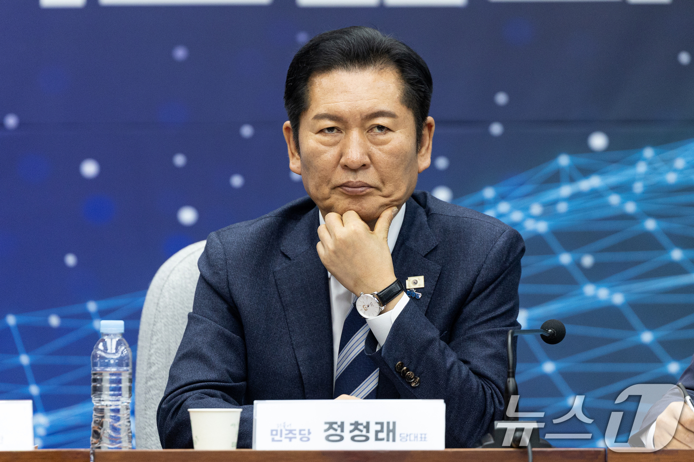 (서울=뉴스1) 이승배 기자 = 정청래 더불어민주당 대표가 20일 서울 여의도 국회에서 열린 AX 발전을 위한 정책간담회에서 생각에 잠겨있다. 2026.1.20/뉴스1