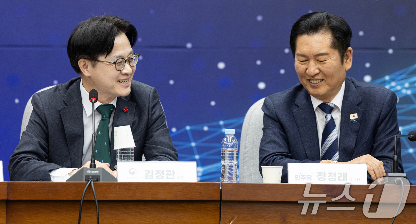 (서울=뉴스1) 이승배 기자 = 김정관 산업통상부 장관이 20일 서울 여의도 국회에서 열린 AX 발전을 위한 정책간담회에서 인사말을 하며 정청래 더불어민주당 대표와 함께 미소 짓고 …