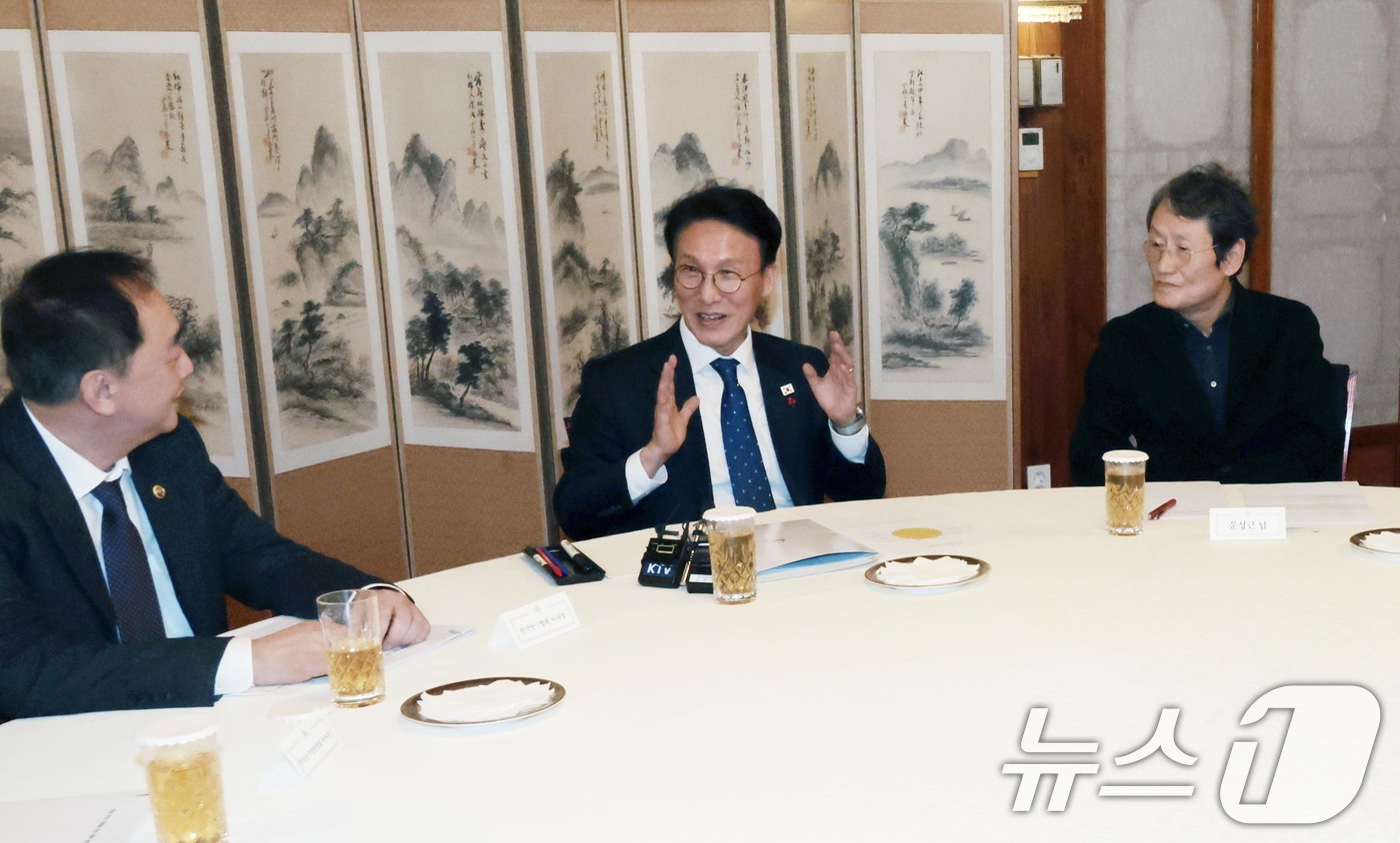 (서울=뉴스1) 청사사진기자단 = 김민석 국무총리가 20일 서울 종로구 삼청동 총리공관에서 열린 연극인 간담회에서 발언하고 있다. 2026.1.20/뉴스1