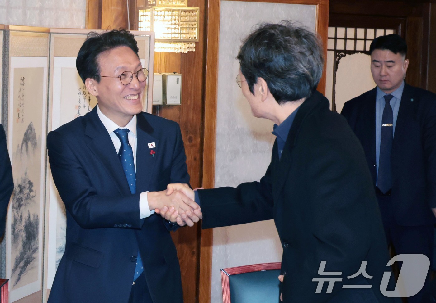 (서울=뉴스1) 청사사진기자단 = 김민석 국무총리가 20일 서울 종로구 삼청동 총리공관에서 열린 연극인 간담회에서 배우 문성근과 인사를 나누고 있다. 2026.1.20/뉴스1