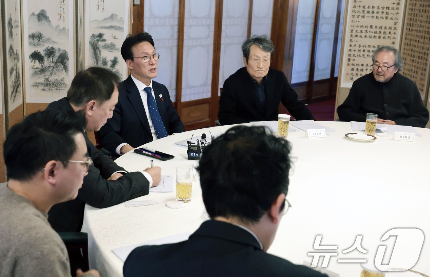 (서울=뉴스1) 청사사진기자단 = 김민석 국무총리가 20일 서울 종로구 삼청동 총리공관에서 열린 연극인 간담회에서 발언하고 있다. 2026.1.20/뉴스1