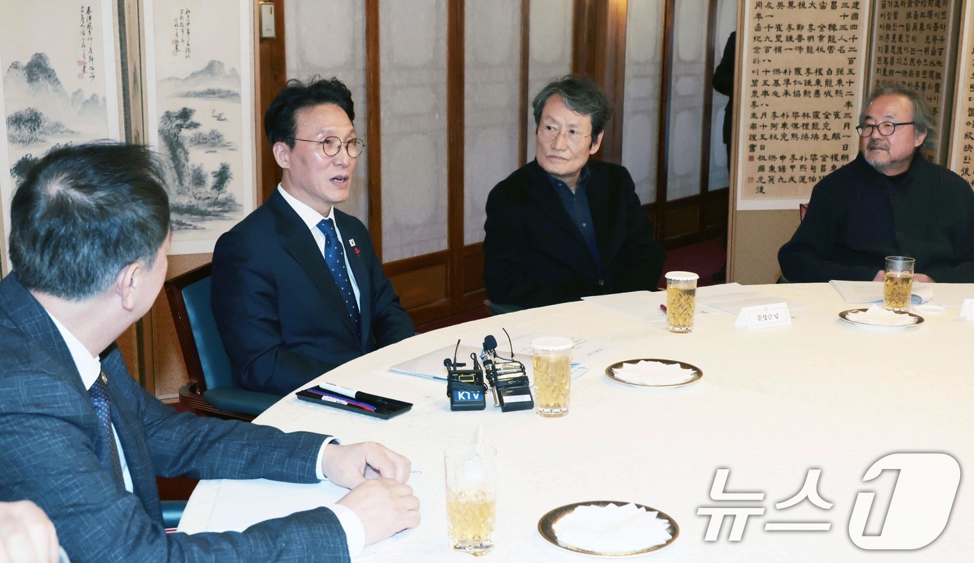 (서울=뉴스1) 청사사진기자단 = 김민석 국무총리가 20일 서울 종로구 삼청동 총리공관에서 열린 연극인 간담회에서 발언하고 있다.  2026.1.20/뉴스1