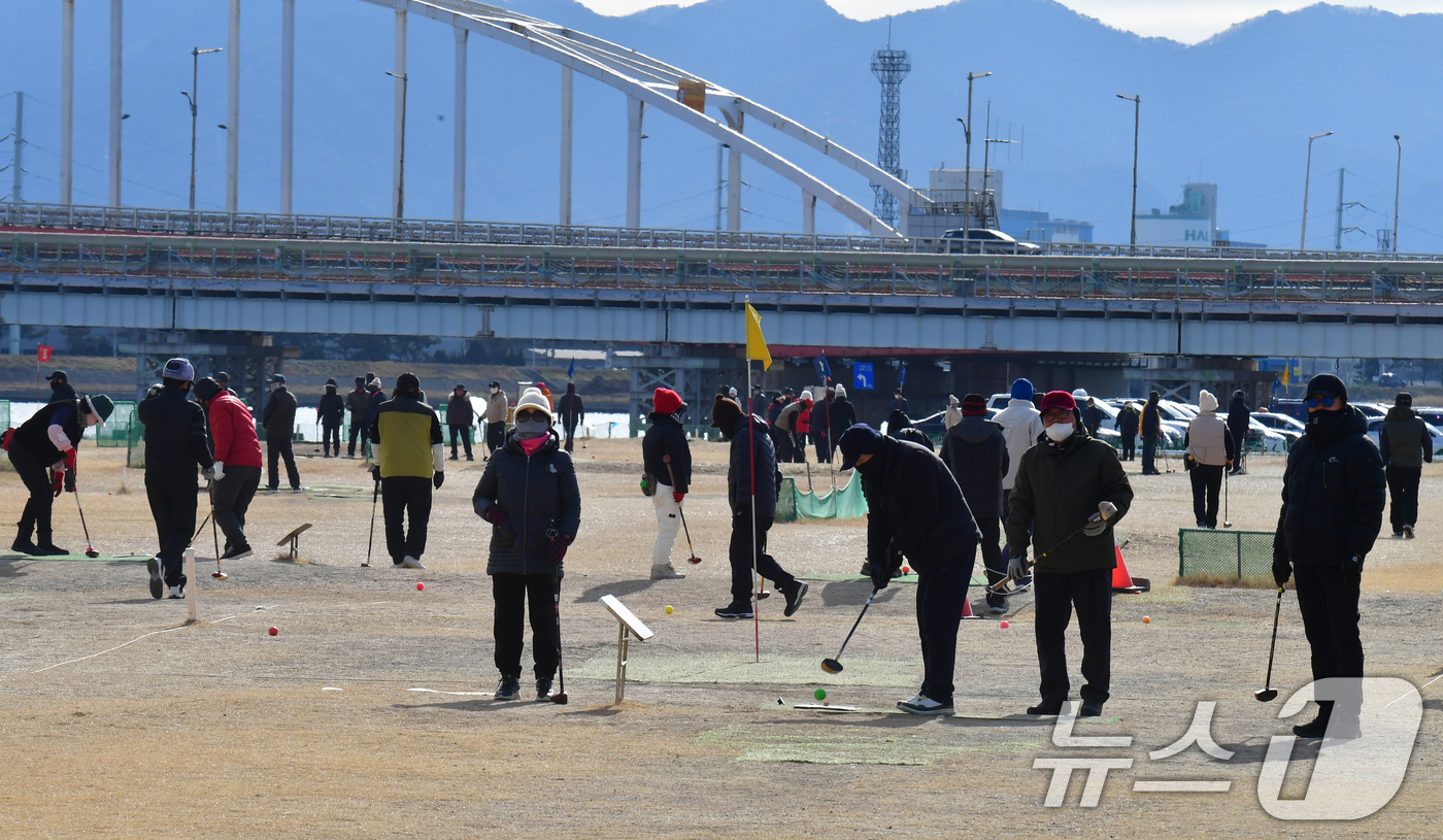 (포항=뉴스1) 최창호 기자 = 일년 가운데 가장 춥다는 대한(大寒) 인 20일 경북 포항시 남구 해도동 형산강체육공원 파크 골프장에서 시민들이 운동을 하고 있다.  2026.1. …