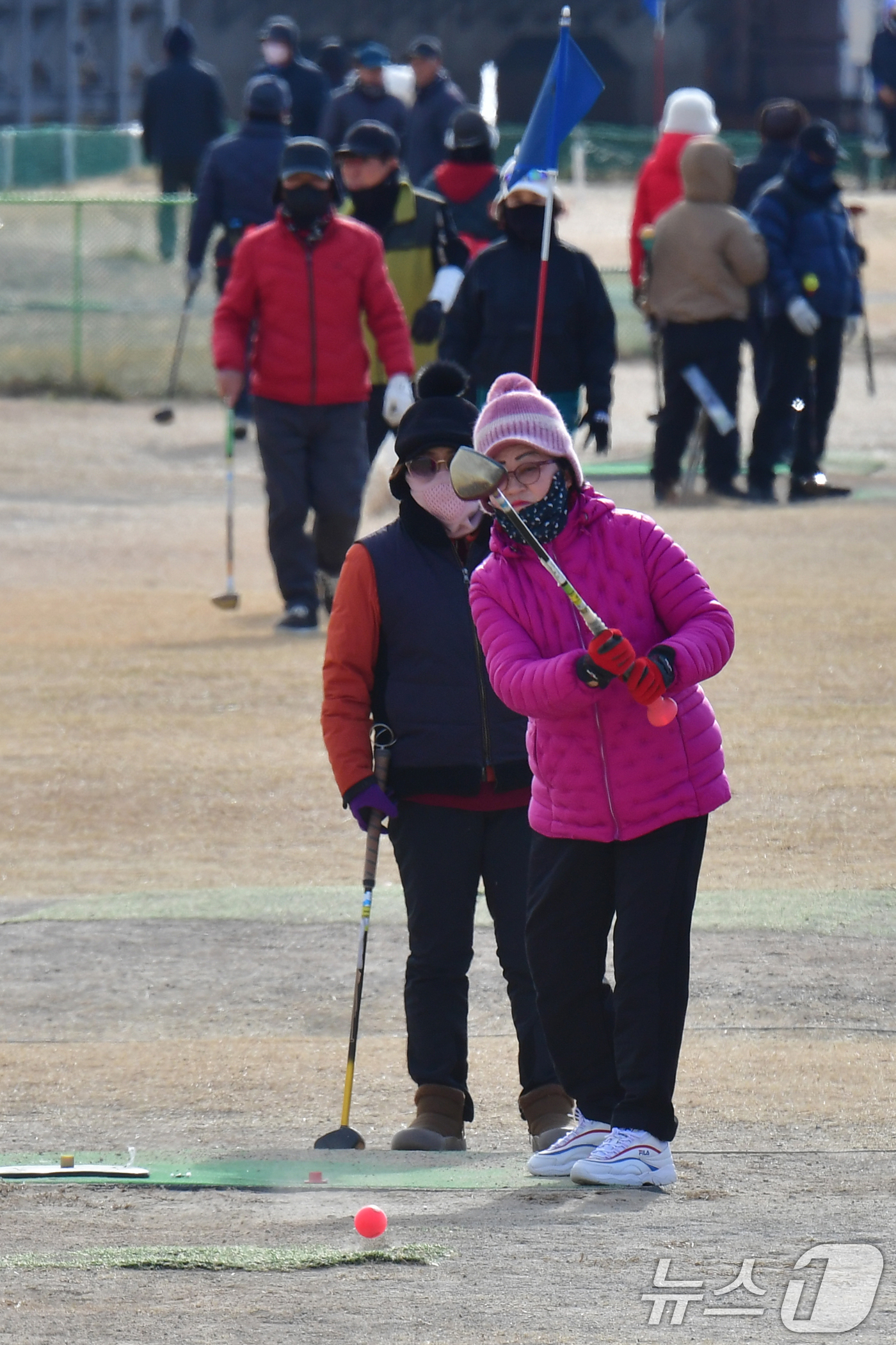 (포항=뉴스1) 최창호 기자 = 일년 가운데 가장 춥다는 대한(大寒) 인 20일 경북 포항시 남구 해도동 형산강체육공원 파크 골프장에서 시민들이 운동을 하고 있다. 2026.1.2 …
