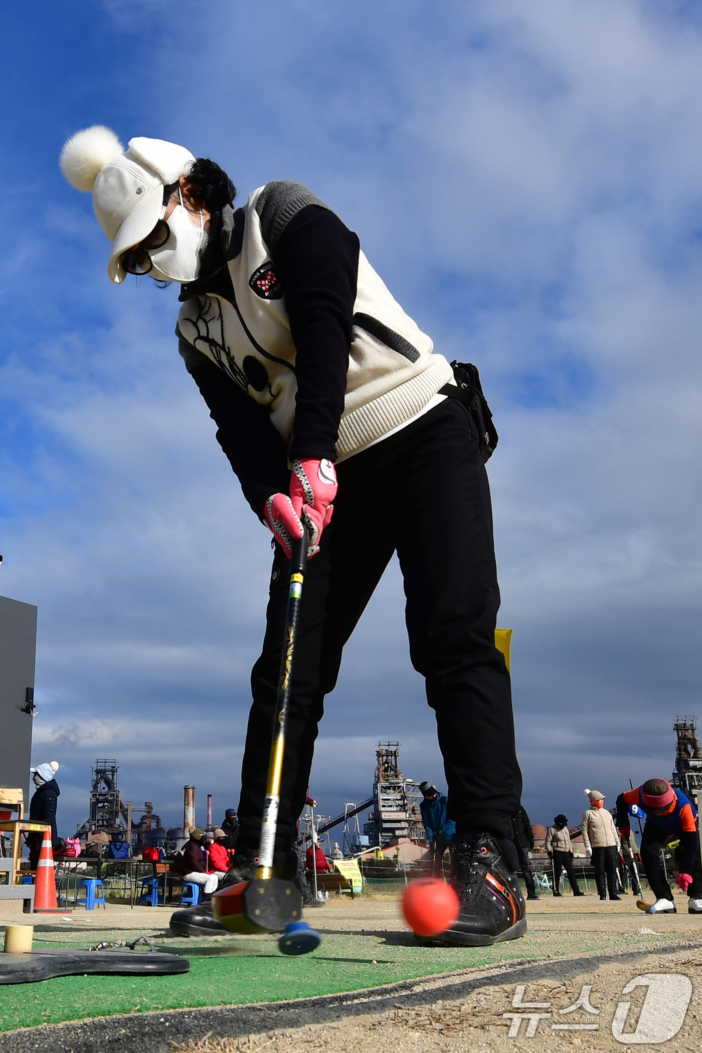(포항=뉴스1) 최창호 기자 = 일년 가운데 가장 춥다는 대한(大寒) 인 20일 경북 포항시 남구 해도동 형산강체육공원 파크 골프장에서 시민들이 운동을 하고 있다. 2026.1.2 …