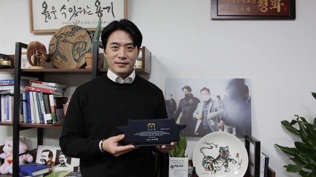 '이재명 감사패 1호' 한준호에 보낸 까닭은?…"시점 절묘해"