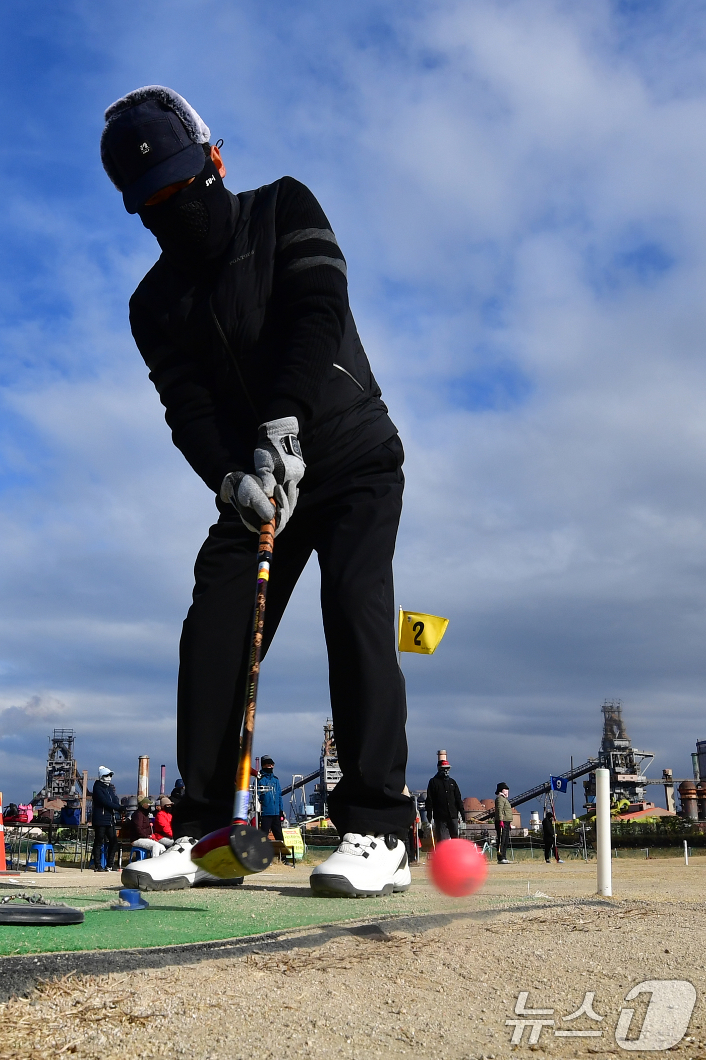 (포항=뉴스1) 최창호 기자 = 일년 가운데 가장 춥다는 대한(大寒) 인 20일 경북 포항시 남구 해도동 형산강체육공원 파크 골프장에서 시민들이 운동을 하고 있다. 2026.1.2 …