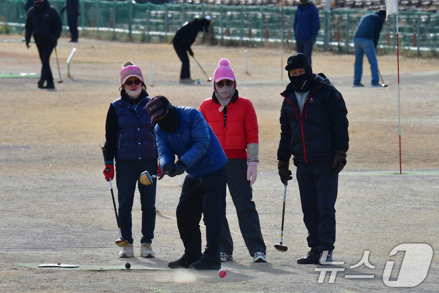 (포항=뉴스1) 최창호 기자 = 일년 가운데 가장 춥다는 대한(大寒) 인 20일 경북 포항시 남구 해도동 형산강체육공원 파크 골프장에서 시민들이 운동을 하고 있다. 2026.1.2 …