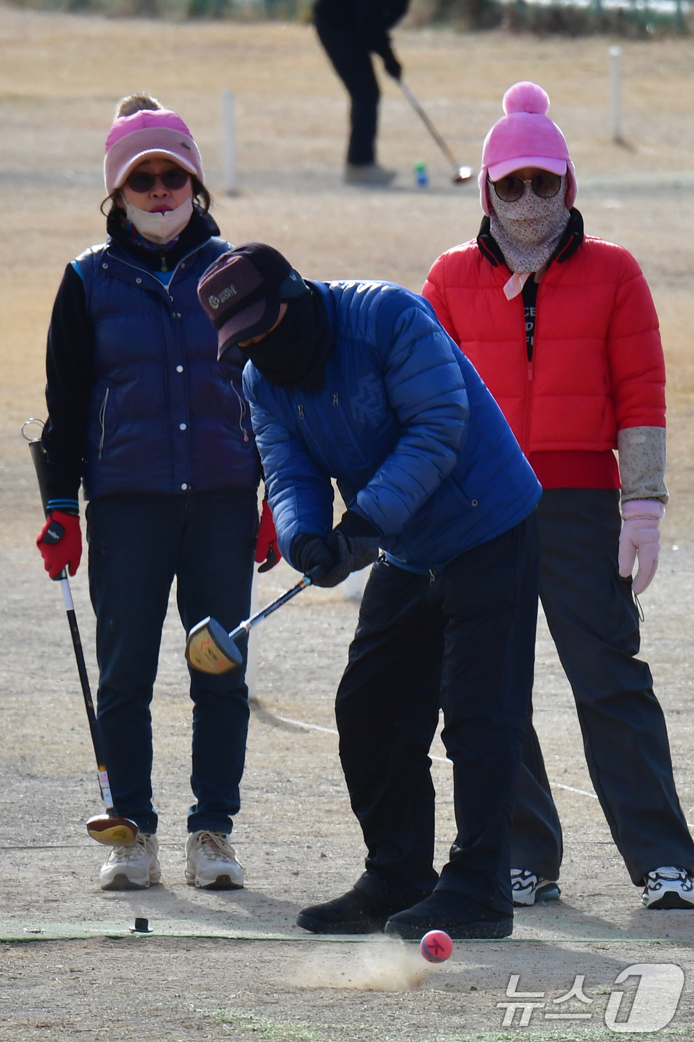(포항=뉴스1) 최창호 기자 = 일년 가운데 가장 춥다는 대한(大寒) 인 20일 경북 포항시 남구 해도동 형산강체육공원 파크 골프장에서 시민들이 운동을 하고 있다. 2026.1.2 …