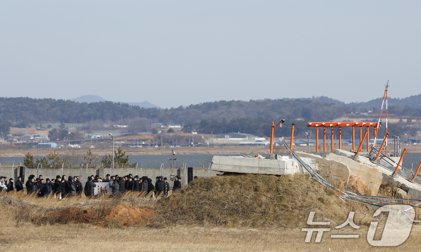 (무안=뉴스1) 김태성 기자 = 12·29 여객기 참사 진상규명을 위한 국정조사 특별위원회(위원장 이양수) 현장조사단이 20일 전남 무안공항 사고현장을 방문해 유가족 등과 함께 현 …