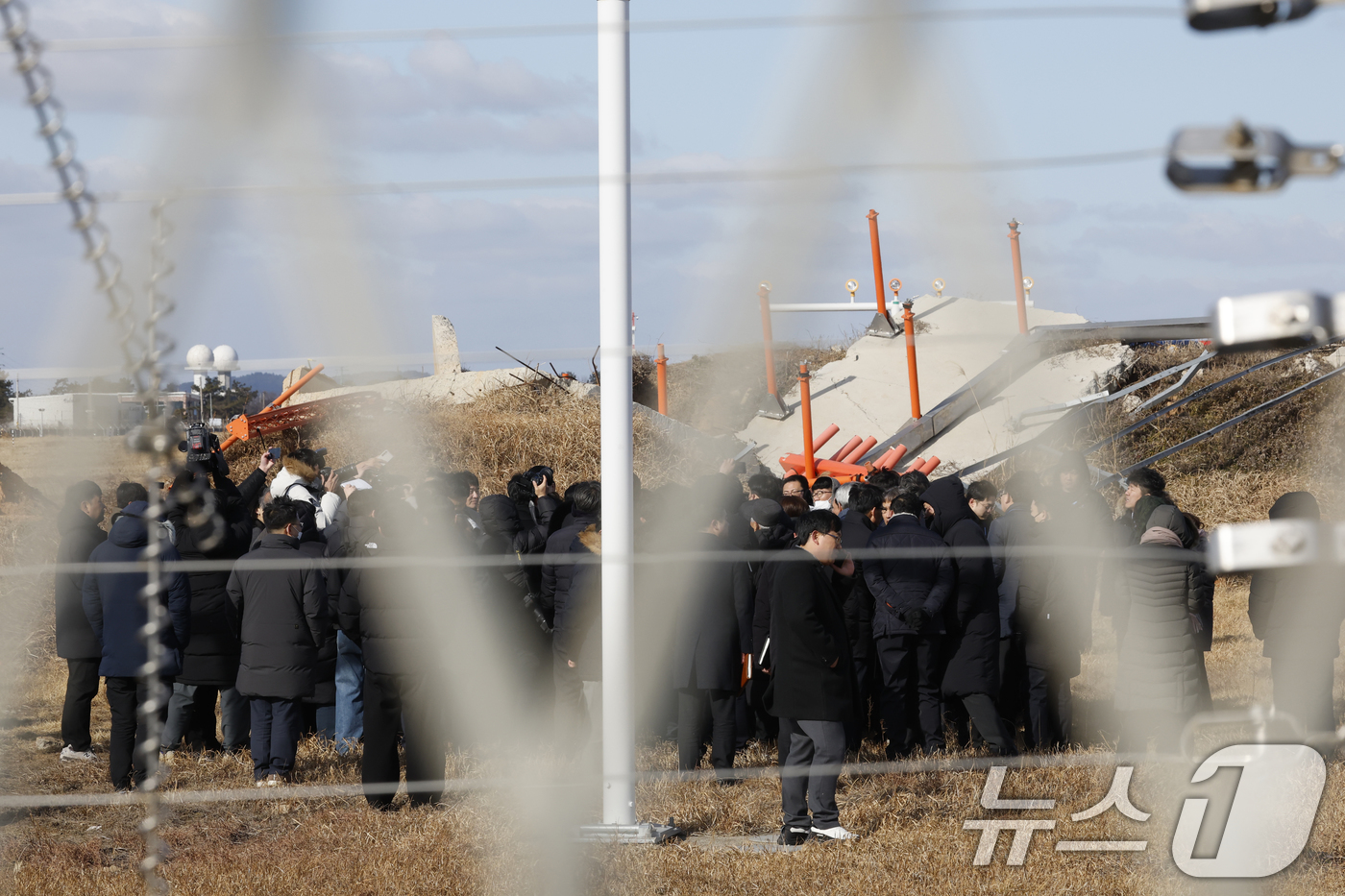 (무안=뉴스1) 김태성 기자 = 12·29 여객기 참사 진상규명을 위한 국정조사 특별위원회(위원장 이양수) 현장조사단이 20일 전남 무안공항 사고현장을 방문해 유가족 등과 함께 현 …