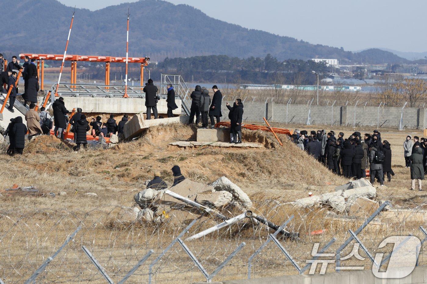 (무안=뉴스1) 김태성 기자 = 12·29 여객기 참사 진상규명을 위한 국정조사 특별위원회(위원장 이양수) 현장조사단이 20일 전남 무안공항 사고현장을 방문해 유가족 등과 함께 현 …