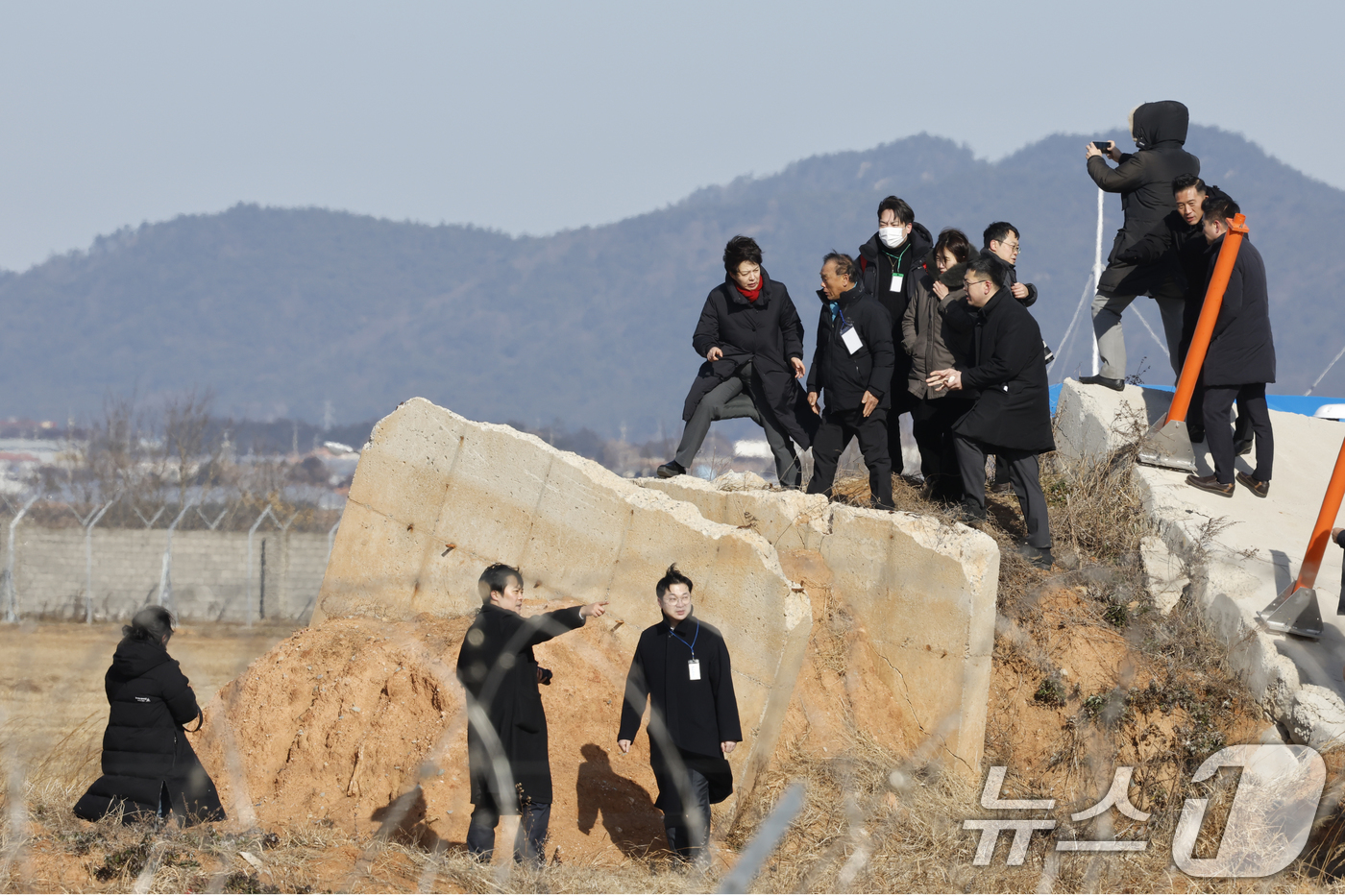 (무안=뉴스1) 김태성 기자 = 12·29 여객기 참사 진상규명을 위한 국정조사 특별위원회(위원장 이양수) 현장조사단이 20일 전남 무안공항 사고현장을 방문해 유가족 등과 함께 현 …