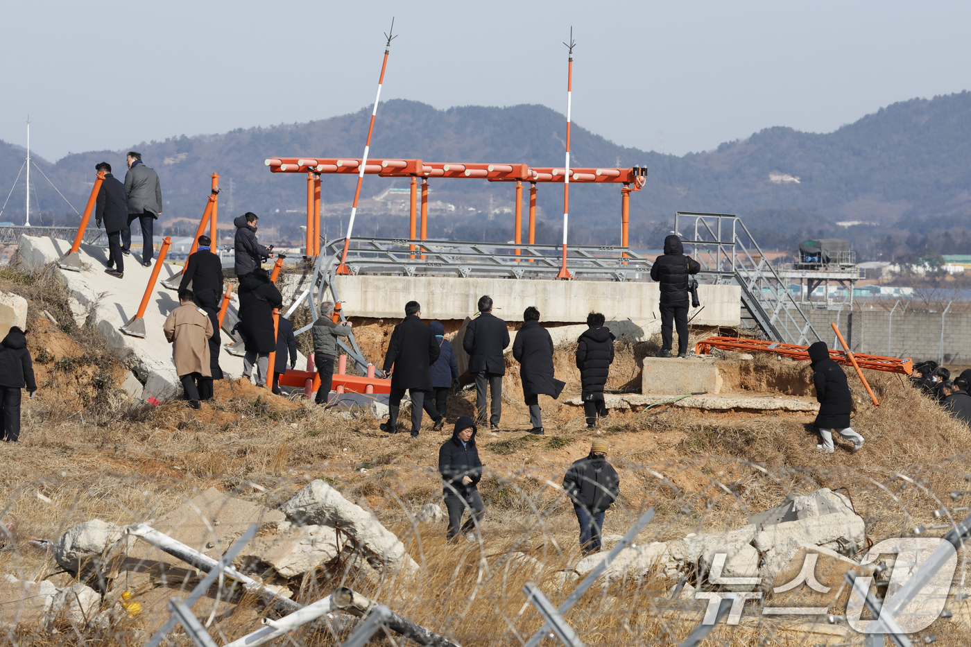 (무안=뉴스1) 김태성 기자 = 12·29 여객기 참사 진상규명을 위한 국정조사 특별위원회(위원장 이양수) 현장조사단이 20일 전남 무안공항 사고현장을 방문해 유가족 등과 함께 현 …