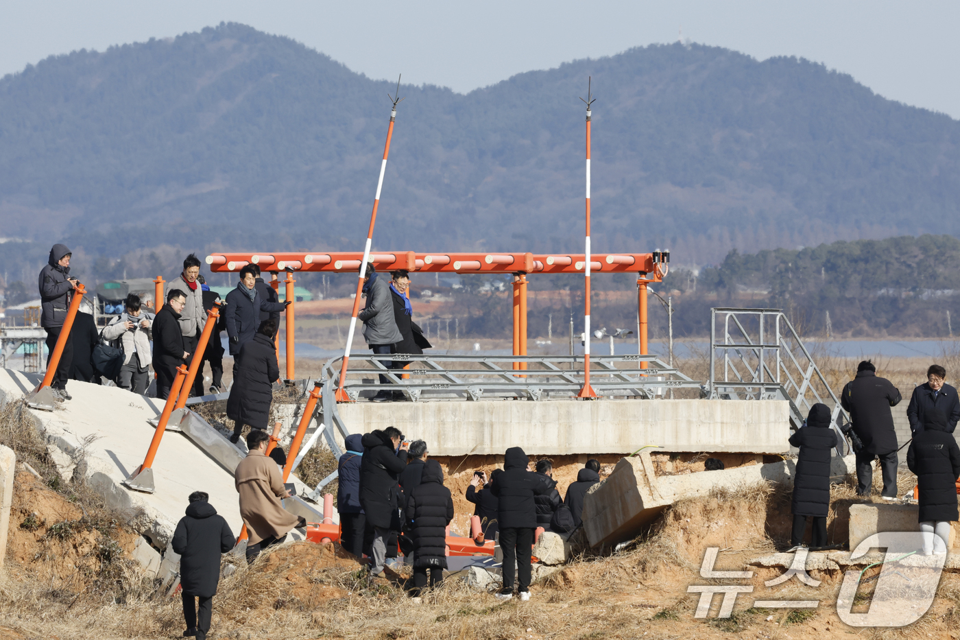 (무안=뉴스1) 김태성 기자 = 12·29 여객기 참사 진상규명을 위한 국정조사 특별위원회(위원장 이양수) 현장조사단이 20일 전남 무안공항 사고현장을 방문해 유가족 등과 함께 현 …