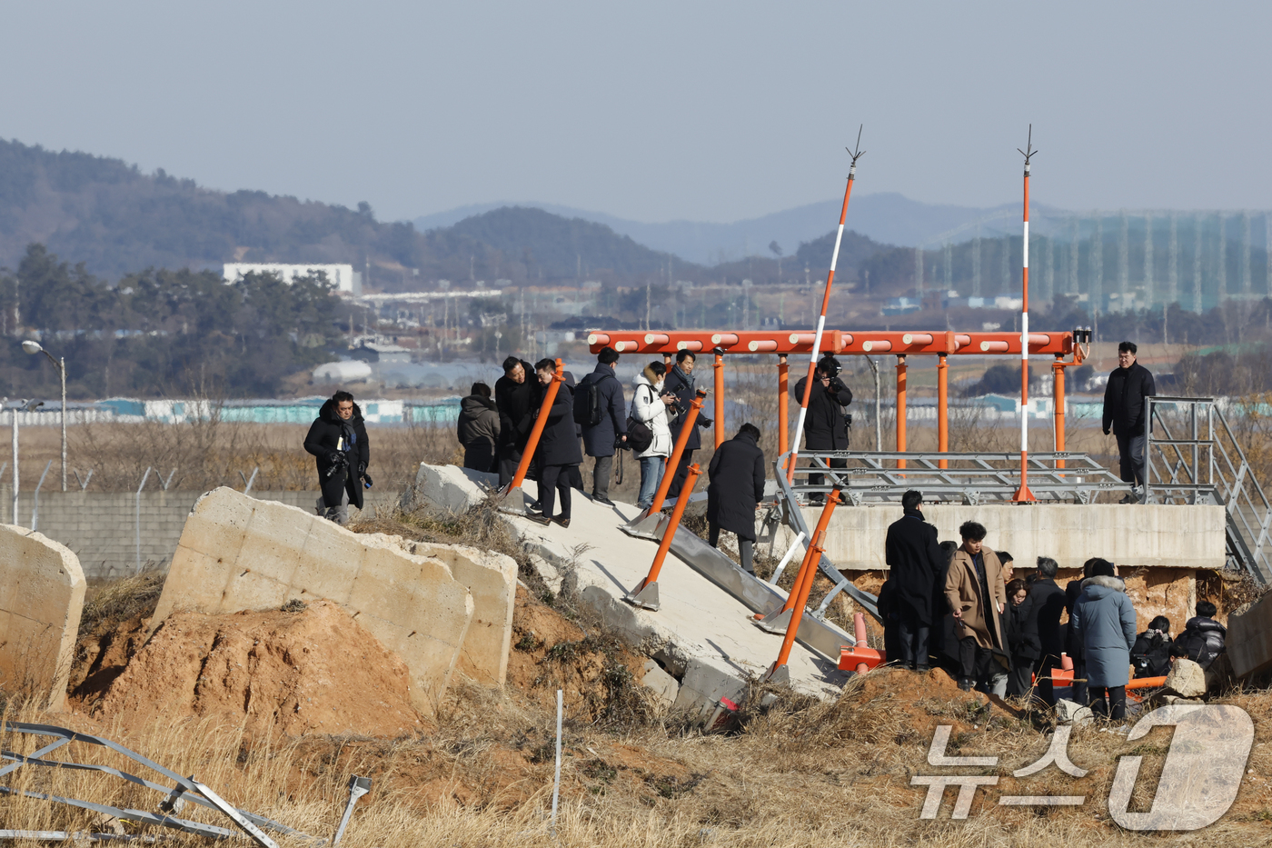 (무안=뉴스1) 김태성 기자 = 12·29 여객기 참사 진상규명을 위한 국정조사 특별위원회(위원장 이양수) 현장조사단이 20일 전남 무안공항 사고현장을 방문해 유가족 등과 함께 현 …