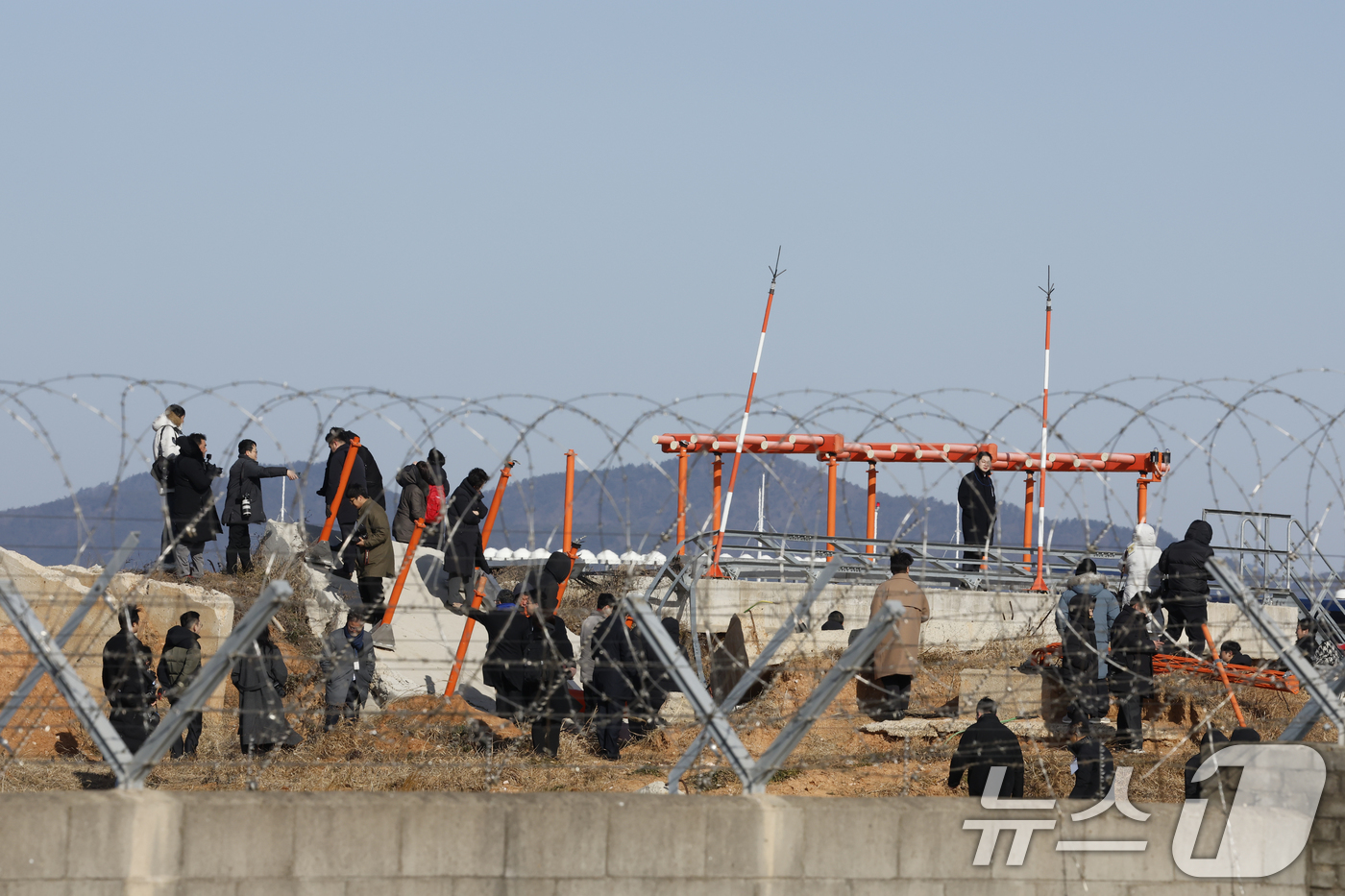 (무안=뉴스1) 김태성 기자 = 12·29 여객기 참사 진상규명을 위한 국정조사 특별위원회(위원장 이양수) 현장조사단이 20일 전남 무안공항 사고현장을 방문해 유가족 등과 함께 현 …