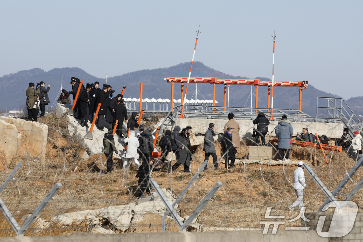 (무안=뉴스1) 김태성 기자 = 12·29 여객기 참사 진상규명을 위한 국정조사 특별위원회(위원장 이양수) 현장조사단이 20일 전남 무안공항 사고현장을 방문해 유가족 등과 함께 현 …