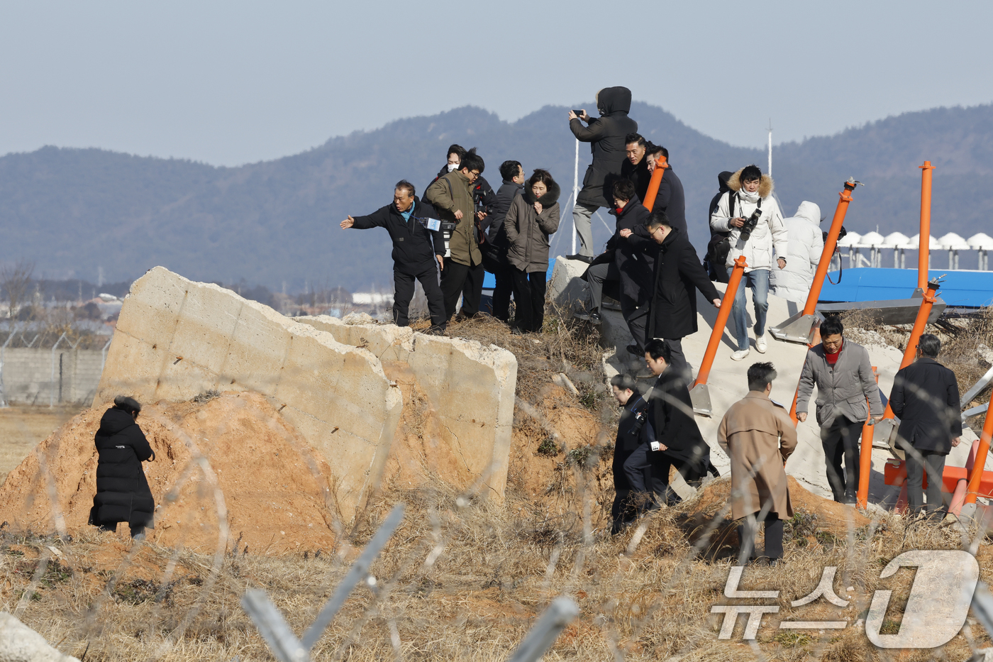 (무안=뉴스1) 김태성 기자 = 12·29 여객기 참사 진상규명을 위한 국정조사 특별위원회(위원장 이양수) 현장조사단이 20일 전남 무안공항 사고현장을 방문해 유가족 등과 함께 현 …